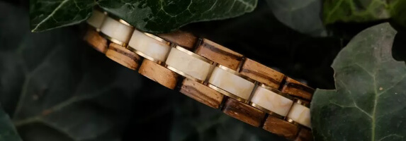 HOLZKERN | Armbänder aus Holz und Stein.