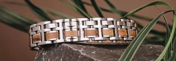 HOLZKERN | Armbänder aus Holz und Stein für Herren.