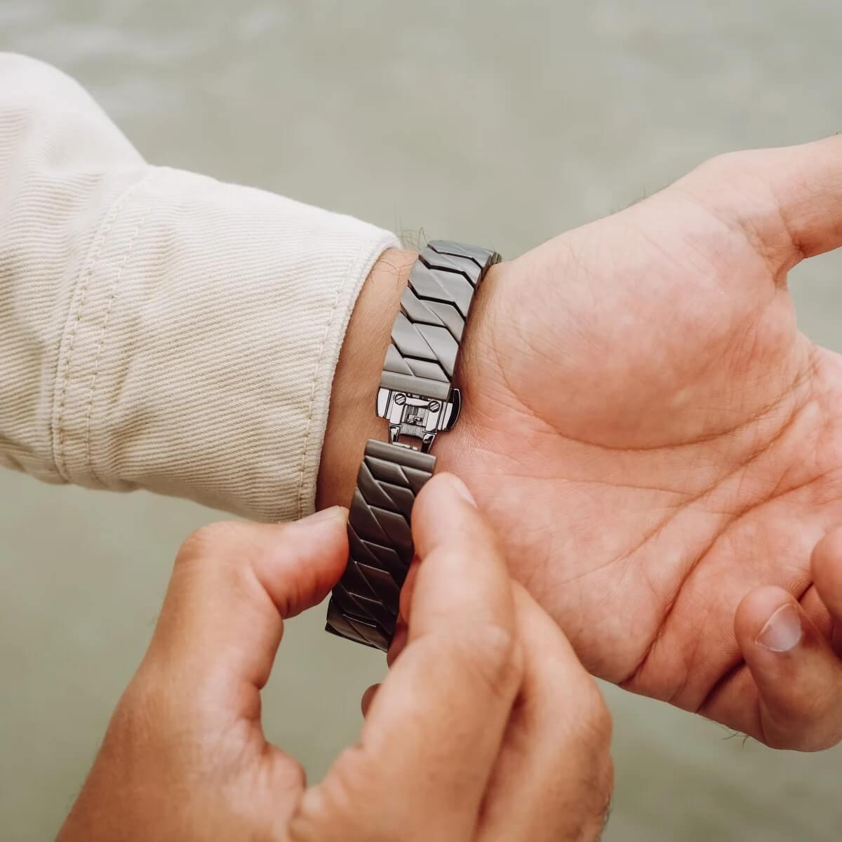 HOLZKERN | Armband Bandlett Bariton (Howlith / Dunkelgrau))