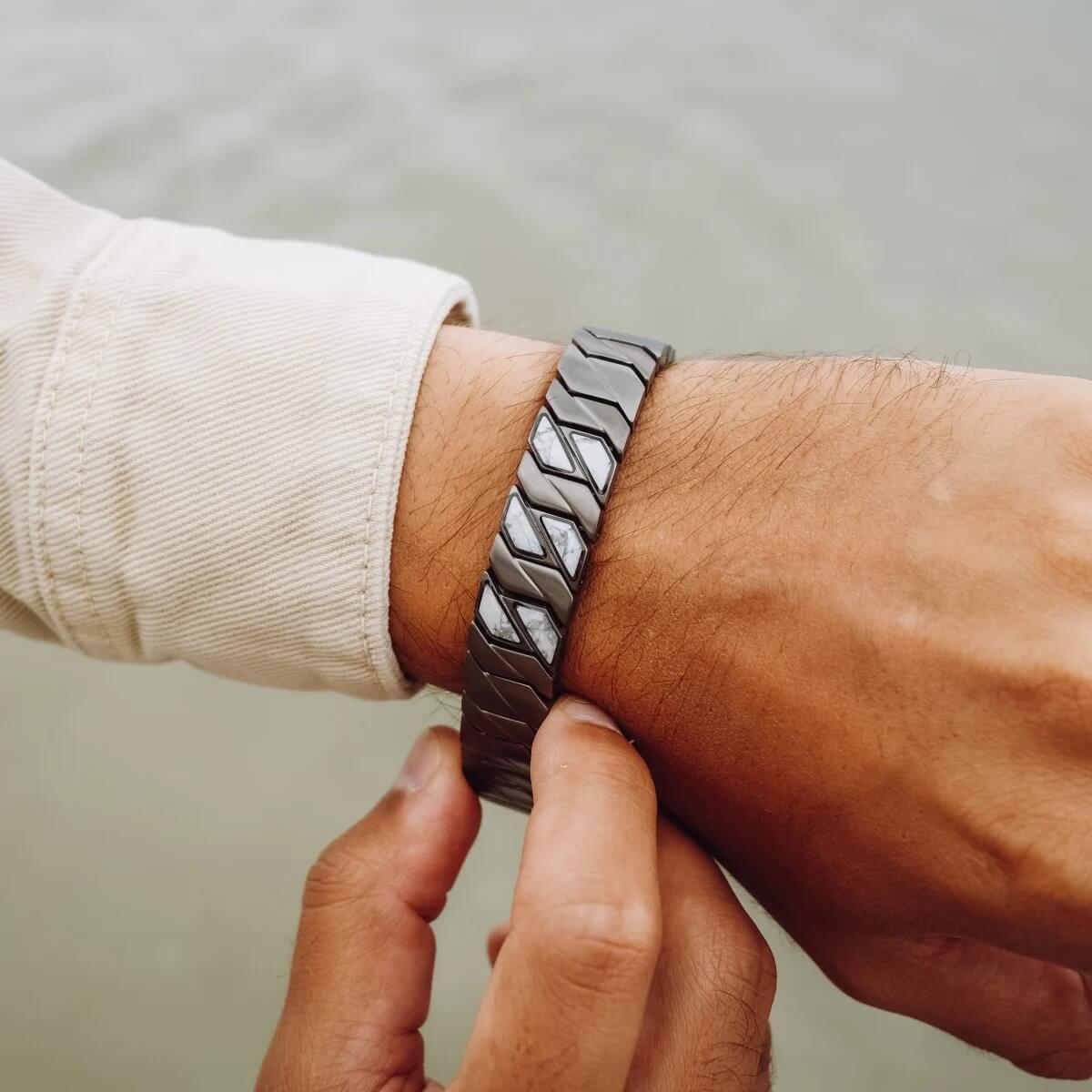 HOLZKERN | Armband Bandlett Bariton (Howlith / Dunkelgrau))